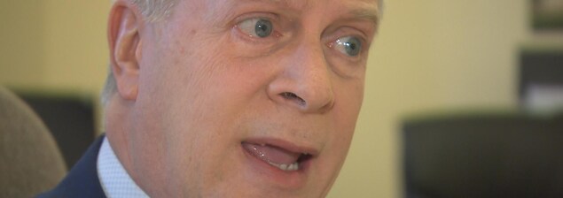 François Paradis, porte-parole du deuxième parti d'opposition officielle en matière de santé et de services sociaux François Paradis, porte-parole du deuxième parti d'opposition officielle en matière de santé et de services sociaux