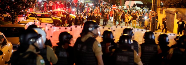 Des partisans de l'ancien président Lula manifestent devant la prison de Curitiba, au Brésil. Des partisans de l'ancien président Lula manifestent devant la prison de Curitiba, au Brésil.