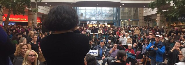 Des participants à la « Marche des femmes » contre Trump au centre commercial Place Portage à Winnipeg
Des participants à la « Marche des femmes » contre Trump au centre commercial Place Portage à Winnipeg
