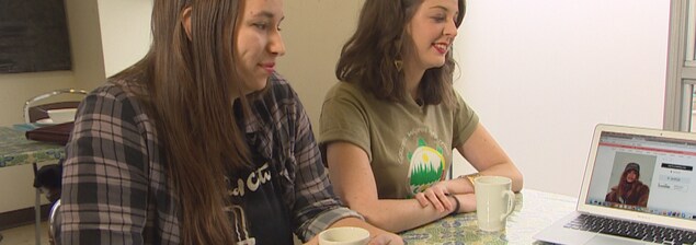 Alexandria Kazmerik et Micaela Crighton sont assises et regardent l'écran d'un ordinateur. Alexandria Kazmerik et Micaela Crighton sont assises et regardent l'écran d'un ordinateur.