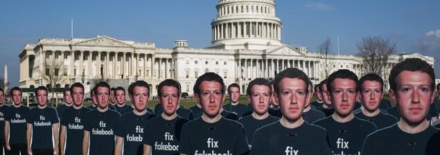 Des images de Mark Zuckerberg placées en rangée devant le Capitole, à Washington. Des images de Mark Zuckerberg placées en rangée devant le Capitole, à Washington.