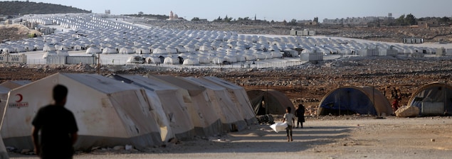 Des Syriens se retrouvent dans un camp de réfugiés dans le village d’Atimah, dans la province d’Idlib. Des Syriens se retrouvent dans un camp de réfugiés dans le village d’Atimah, dans la province d’Idlib.