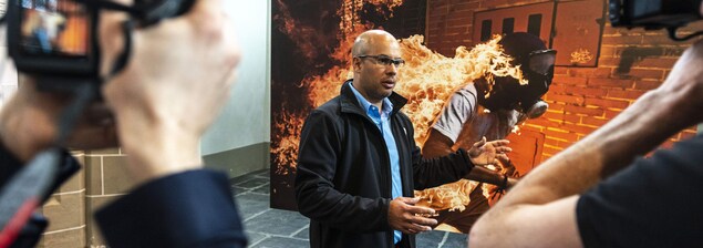 Le photographe Ronaldo Schemidt et la photo gagnante du World Press Photo 2018.
Le photographe Ronaldo Schemidt et la photo gagnante du World Press Photo 2018.