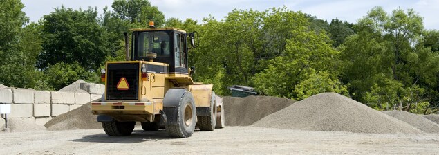 De la machinerie lourde lors d'un chargement de pierres. De la machinerie lourde lors d'un chargement de pierres.