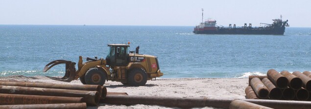 De la machinerie lourde sur une plage. De la machinerie lourde sur une plage.