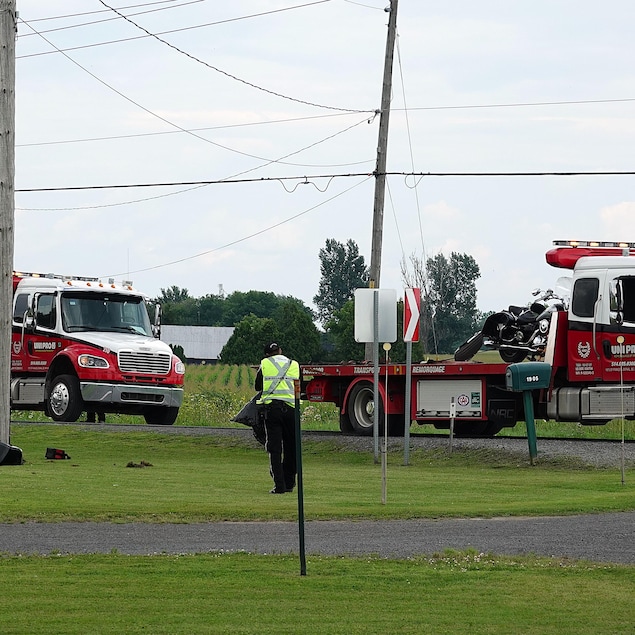 Une moto installée sur un véhicule de remorquage après un accident.