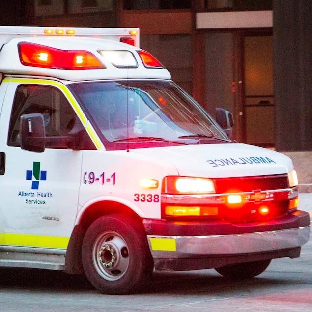 Une ambulance dans la rue.
