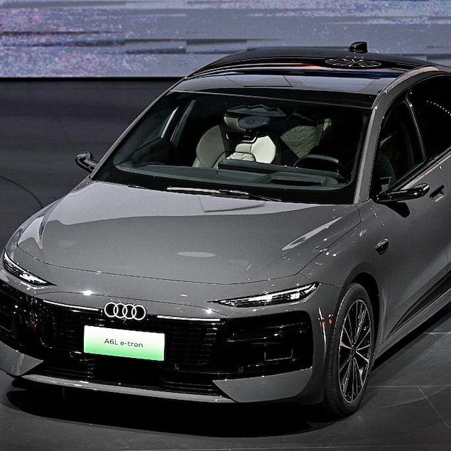 Une voiture présentée dans un salon.