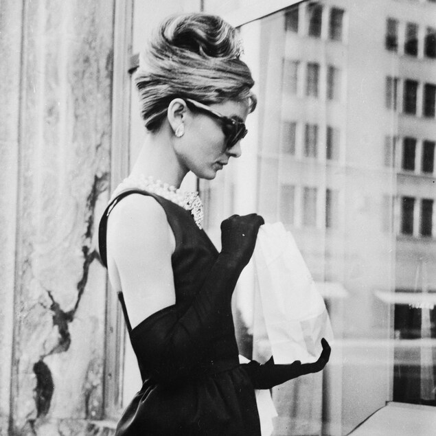 Audrey Hepburn fait mine de déjeuner devant le magasin de Tiffany's à New York. Audrey Hepburn fait mine de déjeuner devant le magasin de Tiffany's à New York.