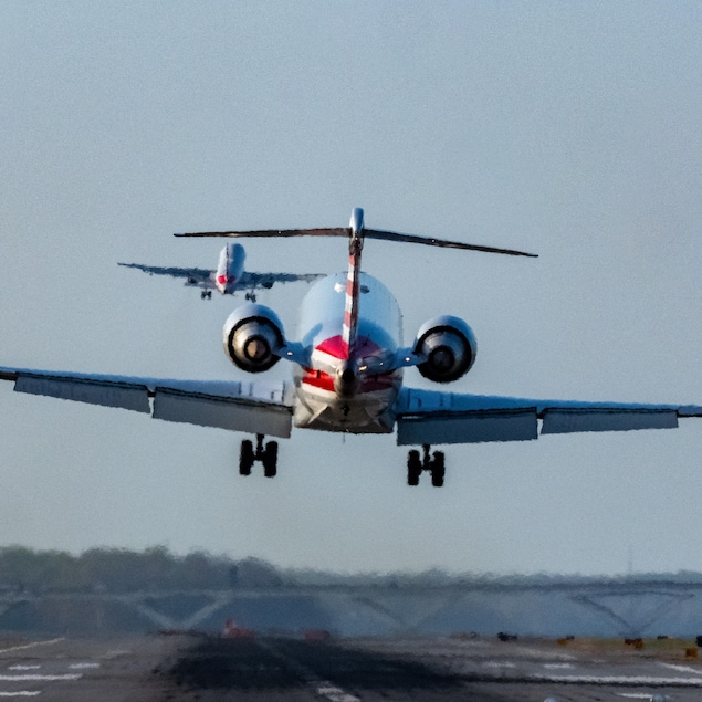 Des avions de ligne commerciaux atterrissent et décollent de la piste 19 de l'aéroport national Reagan (DCA) à Washington.