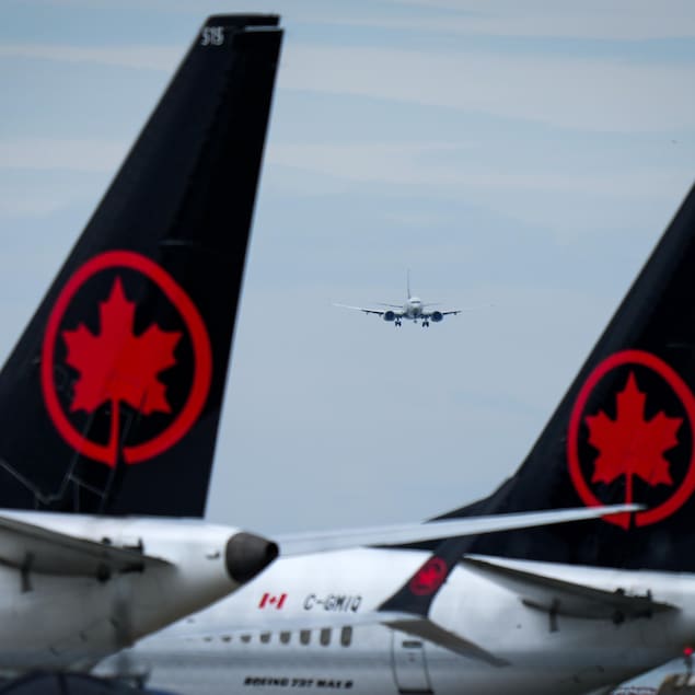 Des avions d'Air Canada sont stationnés à l'aéroport international de Vancouver en Colombie-Britannique, le lundi 18 août 2025.
