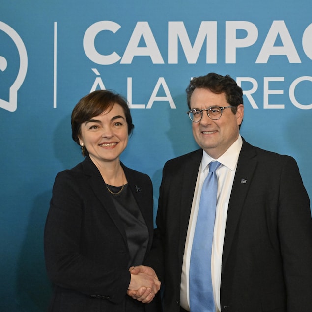 Les deux candidats se serrant la main.