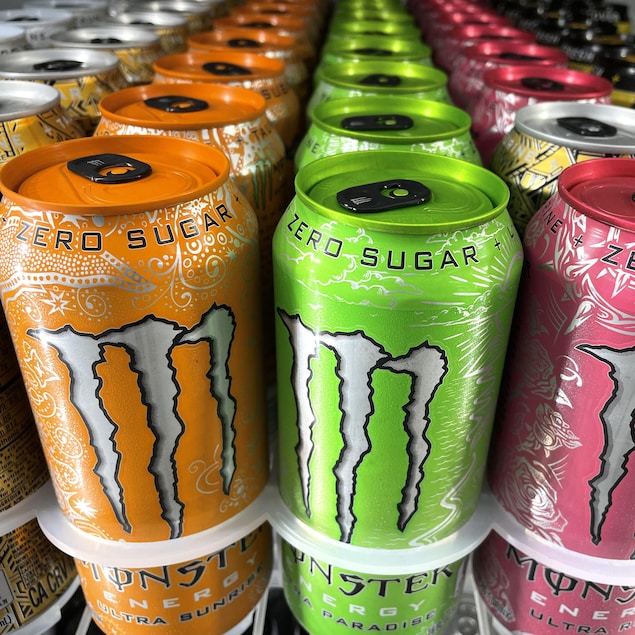 Des canettes de boisson énergisante Monster sont exposées sur les étagères d'un supermarché.