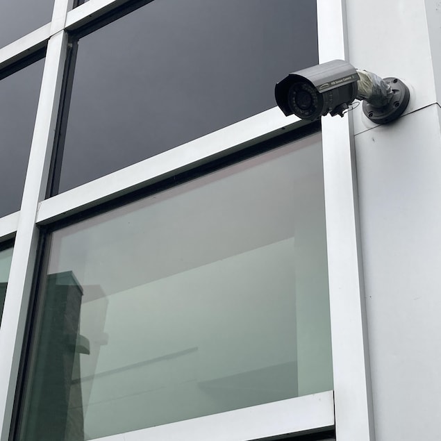 Des caméras de surveillance sont en fonction.