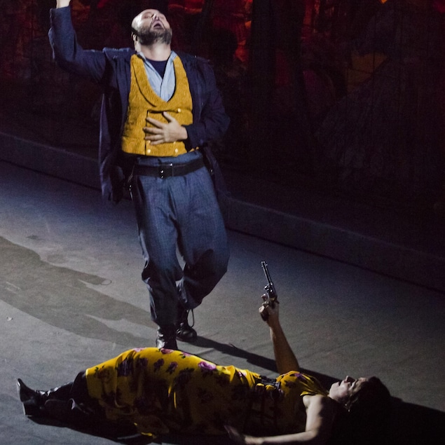 Carmen tue Don José, dans la nouvelle version de l'opéra de Bizet, présentée au théâtre Maggio Musicale Fiorentino. Carmen tue Don José, dans la nouvelle version de l'opéra de Bizet, présentée au théâtre Maggio Musicale Fiorentino.