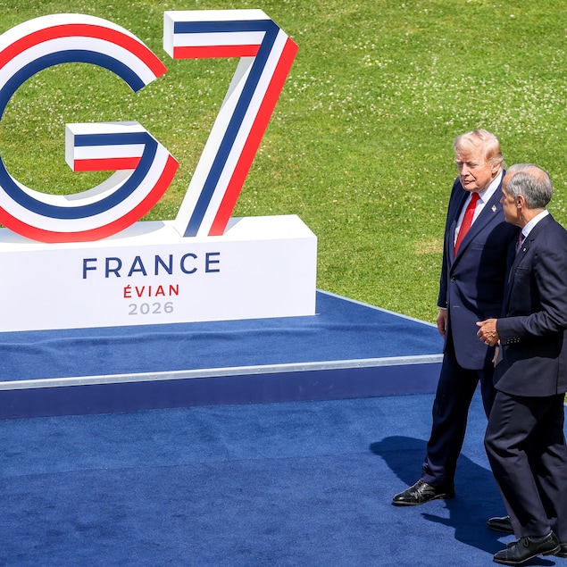 Mark Carney et Donald Trump échangent quelques mots avant la photo officielle avec les autres dirigeants réunis à Évian, en France.
