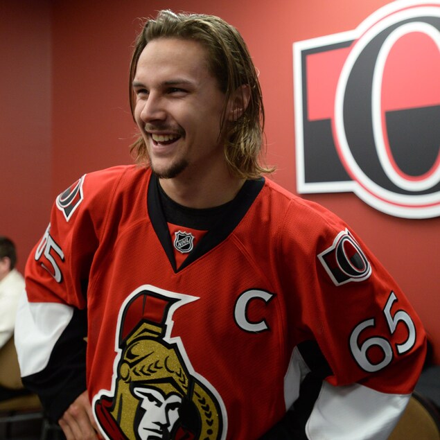 Erik Karlsson, plein sourire, lors de sa remise de chandail de capitaine des Sénateurs. Erik Karlsson, plein sourire, lors de sa remise de chandail de capitaine des Sénateurs.
