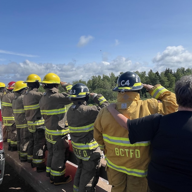 Des pompiers sur un viaduc.