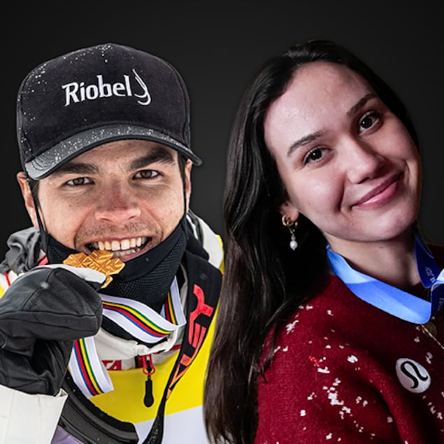Les athlètes canadiens Courtney Sarault (à droite) et Mikael Kingsbury (à droite) se photographient avec leur médaille olympique.