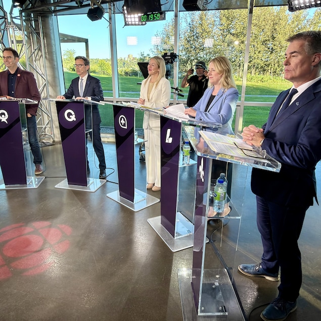 Au débat, le solidaire Etienne Grandmont, député sortant de Taschereau, le péquiste Pascal Paradis, député sortant de Jean-Talon, la caquiste Kariane Bourassa, députée sortante de Charlevoix–Côte-de-Beaupré, la libérale Julie White, candidate dans Jean-Talon, et enfin le conservateur Patrick Paquet, candidat dans Vanier-Les Rivières.
