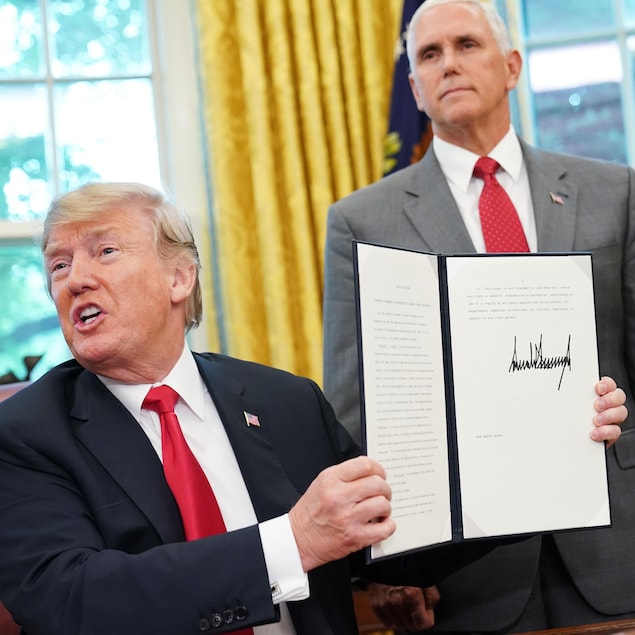 Donald Trump signe un décret sur l'immigration. Donald Trump signe un décret sur l'immigration.
