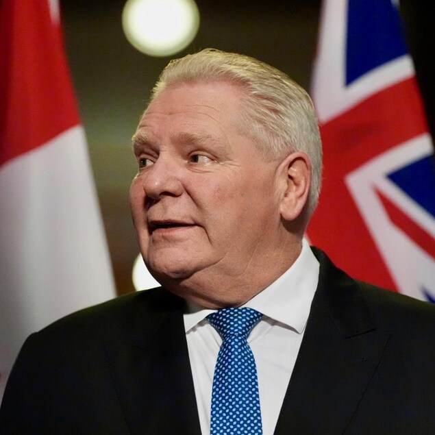 Le premier ministre regarde vers sa droite durant un point de presse.