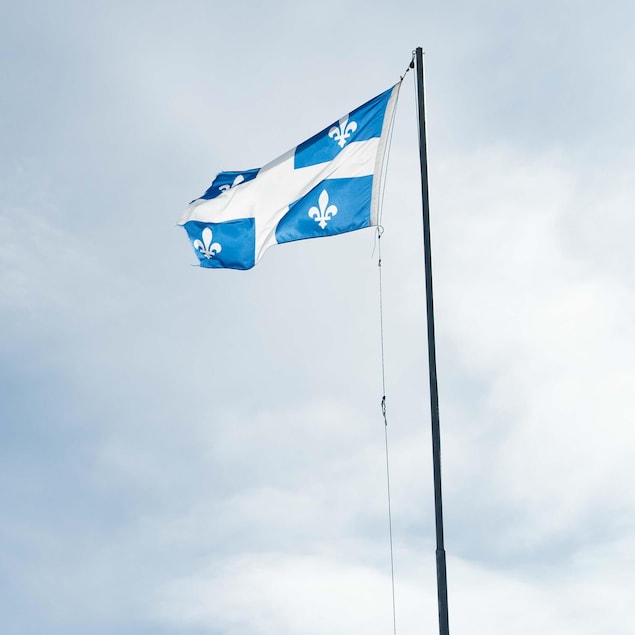 Un drapeau du Québec au vent.