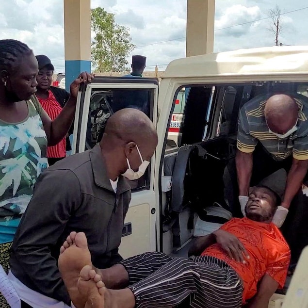 Un homme est transporté hors d'une ambulance à son arrivée à l'hôpital général de référence de Bunia, après la confirmation d'une épidémie d'Ebola due à la souche Bundibugyo à Bunia, dans la province de l'Ituri, en République démocratique du Congo, le 16 mai 2026. 