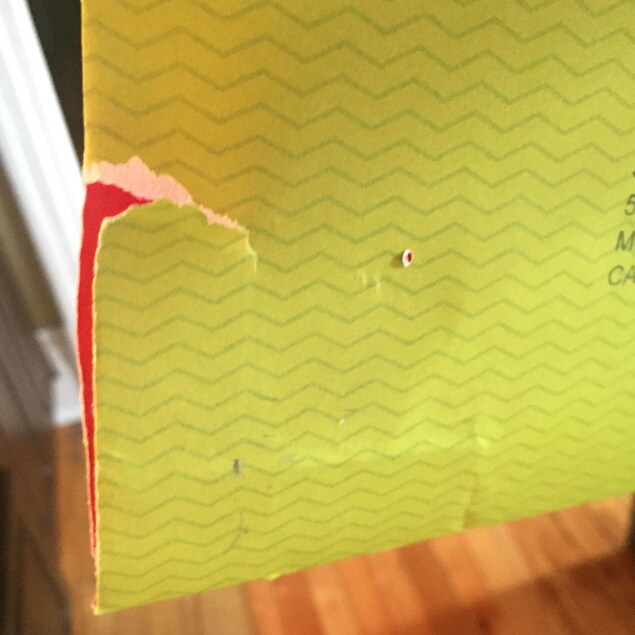 Une enveloppe déchirée. Une enveloppe déchirée.