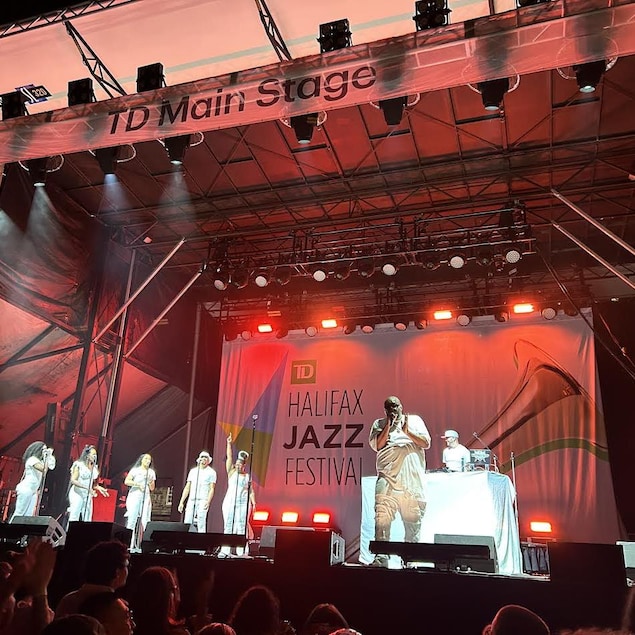 Des chanteurs et musiciens sur une scène.