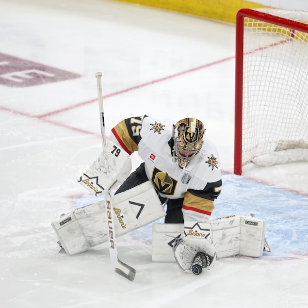 Carter Hart des Golden Knights de Vegas effectue un arrêt face aux Hurricanes de la Caroline au cours de la deuxième période du premier match de la finale de la Coupe Stanley 2026, au Lenovo Center, le 2 juin 2026 à Raleigh, en Caroline du Nord.