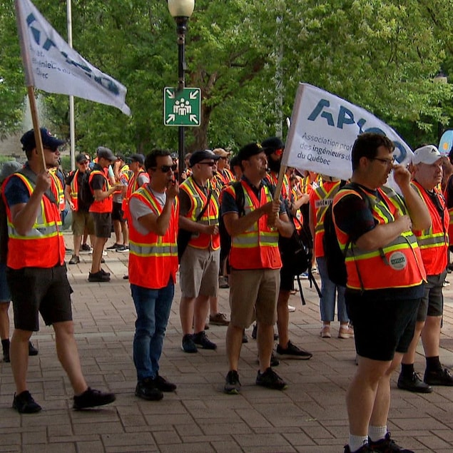 Des ingénieurs manifestent.