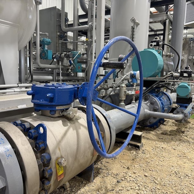 Une installation avec de nombreux tuyaux de la plus grande usine de purification d'hélium au Canada. 