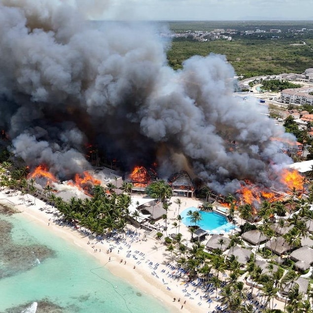 Un incendie ravage un complexe hôtelier et balnéaire comprenant des huttes de chaume.