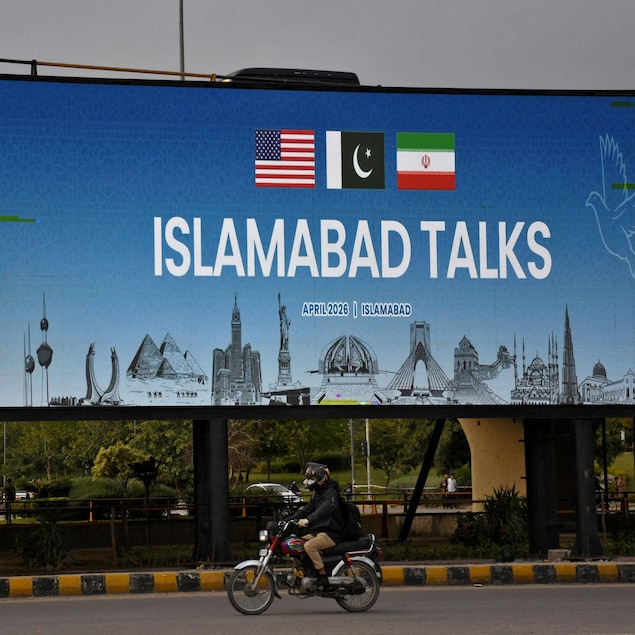 Un panneau publicitaire annonce les discussions de paix entre les États-Unis et l'Iran à Islamabad, au Pakistan.