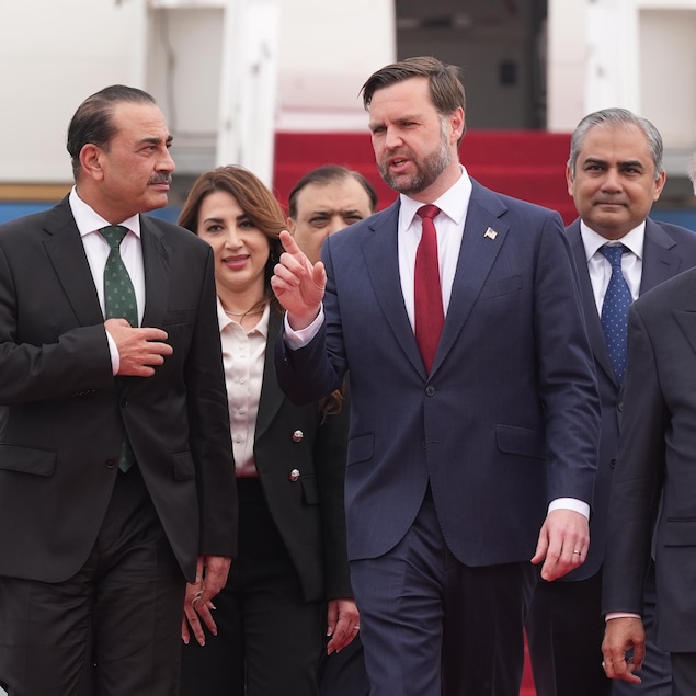 Le vice-président américain JD Vance (au centre) marche aux côtés du chef des forces armées et chef d'état-major de l'armée pakistanaise, le maréchal Asim Munir (à gauche), et du vice-premier ministre et ministre des Affaires étrangères pakistanais, Mohammad Ishaq Dar, après son arrivée pour des entretiens avec des responsables iraniens le 11 avril 2026 à Islamabad.