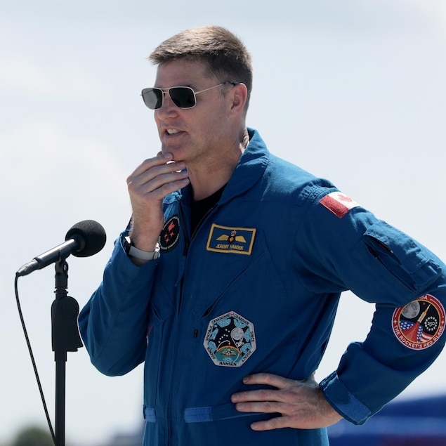 Jeremy Hansen, membre de la mission Artemis II et de l'Agence spatiale canadienne (ASC), lors d'une conférence de presse au Centre spatial Kennedy à Cape Canaveral, en Floride.