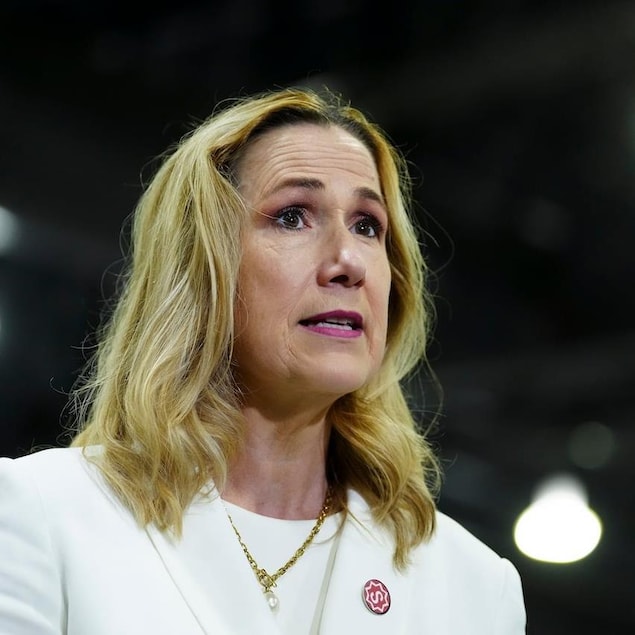 Kirsten Hillman en train de livrer un discours.
