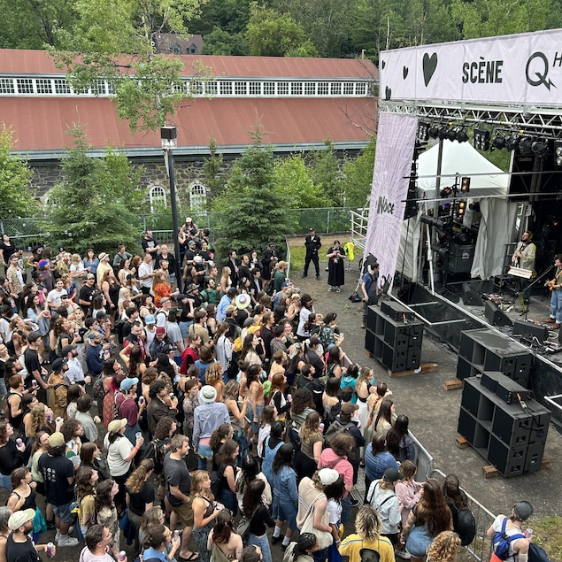 Une foule écoute un spectacle.