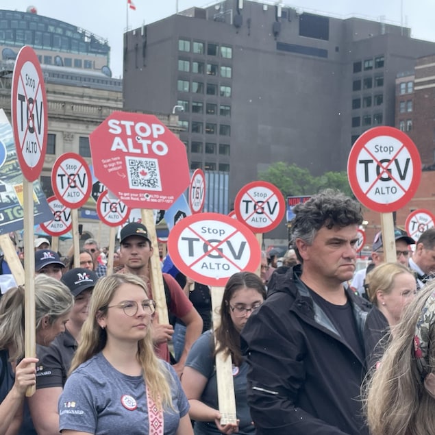 Des centaines de manifestants se sont rassemblés devant le parlement à Ottawa pour s'opposer au projet de TGV.