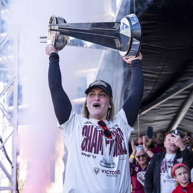 Marie-Philip Poulin, de la Victoire de Montréal, brandit la Coupe Walter.