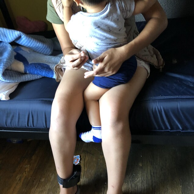 Marisol tient son petit garçon dans ses bras. Marisol tient son petit garçon dans ses bras.