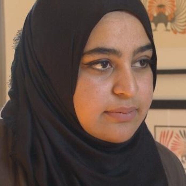 Masuma Khan, vice présidente de l’Association des étudiants de Dalhousie répond aux questions du journaliste.
Masuma Khan, vice présidente de l’Association des étudiants de Dalhousie répond aux questions du journaliste.