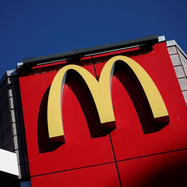 Un énorme « M » en façade d'un restaurant.