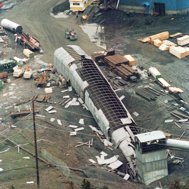 Une vue aérienne de la mine Westray, le 11 mai 1992. Deux jours plus tôt, une immense boule de feu a parcouru les tunnels de la mine, tuant 26 mineurs. Une vue aérienne de la mine Westray, le 11 mai 1992. Deux jours plus tôt, une immense boule de feu a parcouru les tunnels de la mine, tuant 26 mineurs.