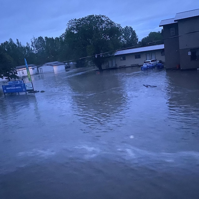 Un hôtel entouré d'eau.