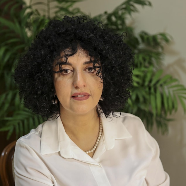 Narges Mohammadi est assise dans son appartement à Téhéran, le 23 janvier 2025. 