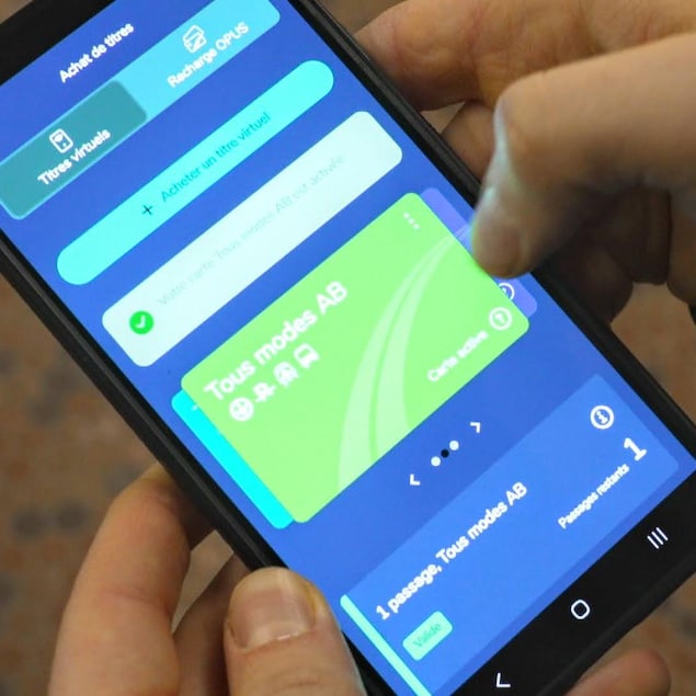Un téléphone cellulaire où on peut voir la nouvelle application de l'ARTM contenant des titres de transport.