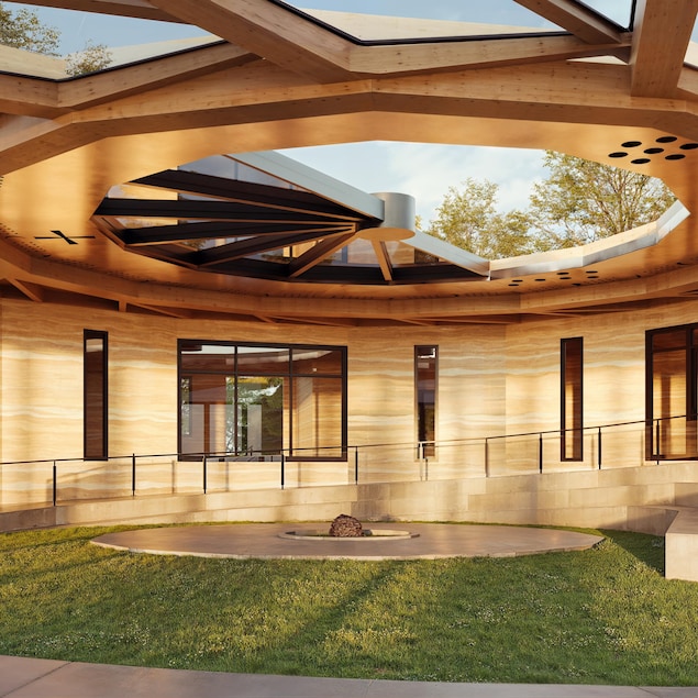 Un momument circulaire en bois dont la pierre Manitou est au centre.