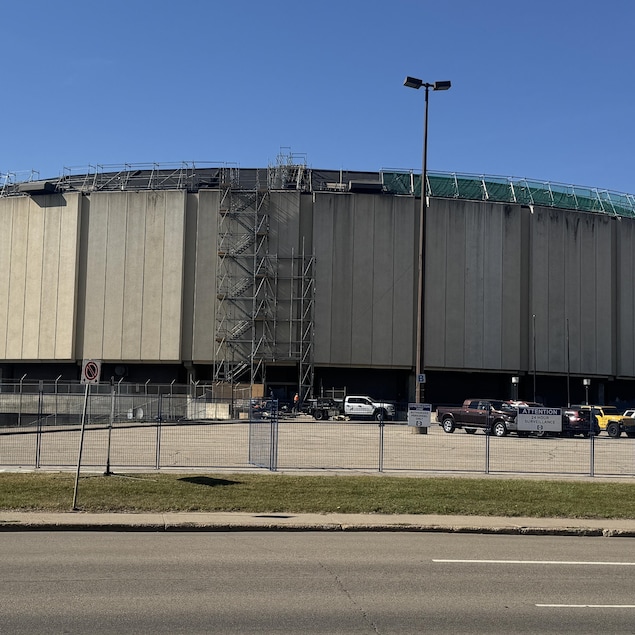 Des échafaudages autour de l'ancienne Place Rexall à Edmonton.